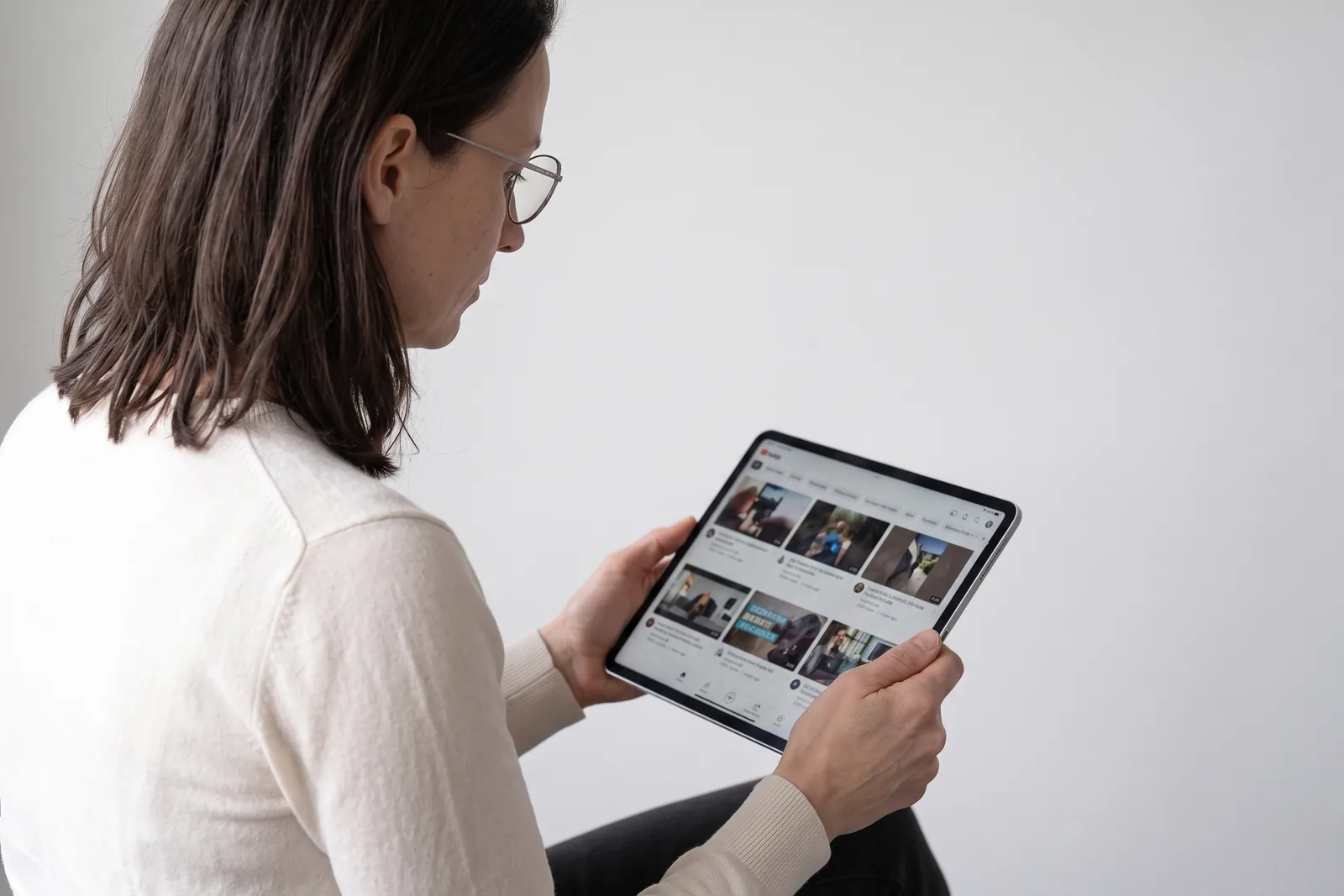 Redacteur bekijkt videothumbnails op een tablet
